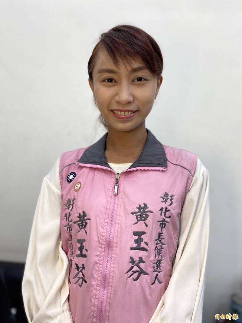 獲國民黨提名參選彰化市長黃玉芬，對於張東正退黨參選表示，無奈之下會更勤走基層，爭取不同年齡層的支持。（記者張聰秋攝）
