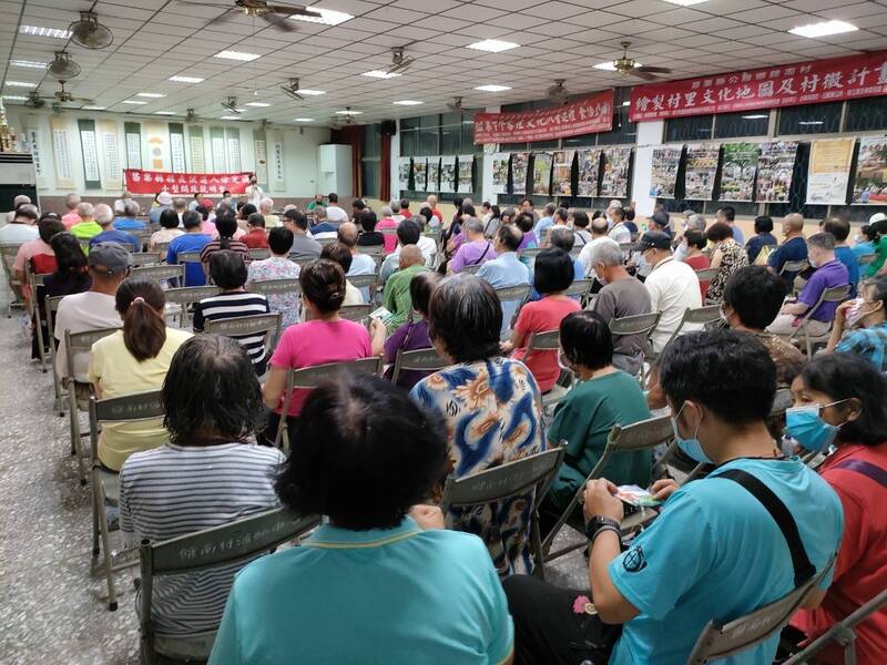 徐定禎跑基層搏感情，將辦問政說明會闡述政見。（徐定禎競選總部提供）