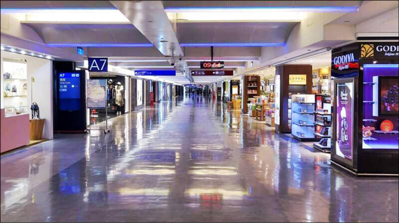 邊境管制再鬆綁，即起開放轉機旅客候機期間可到出境區購物、用餐。（資料照）