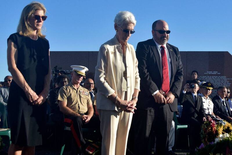美国副国务卿雪蔓（中）与美国驻澳洲大使卡洛琳‧甘迺迪（左）7日出席瓜岛战役80週年纪念仪式，索国总理苏嘉瓦瑞原定将出席仪式，但最后未现身，当地媒体批评苏嘉瓦瑞「冷落美国」。（法新社）(photo:LTN)