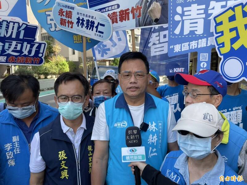 國民黨新竹市長參選人林耕仁今天喊出唯一支持在地人口號、但也呼籲民進黨新竹市長參選人沈慧虹出來面對各種質疑。（記者洪美秀攝）