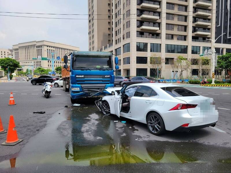 黃姓女子駕駛的自小客車與張姓男子駕駛的營業大貨車發生碰撞意外。（警方提供）