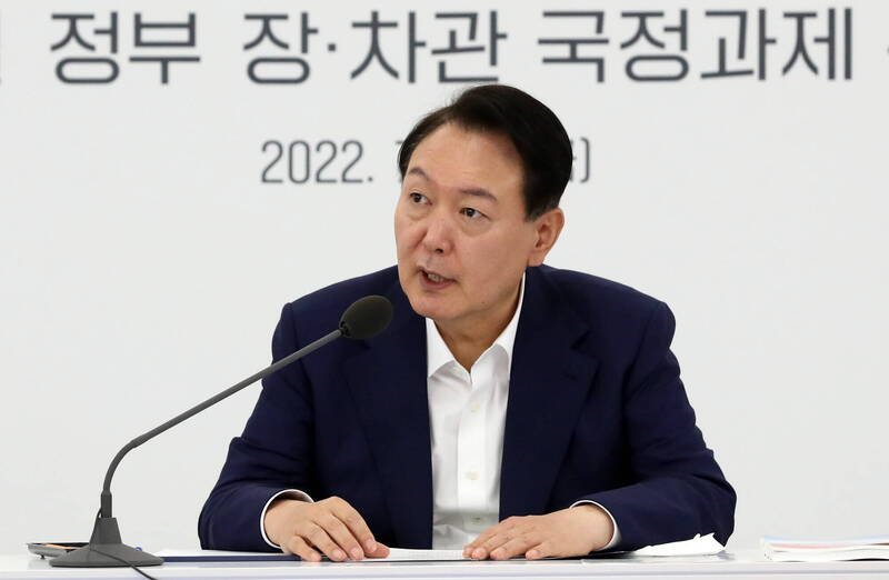 南韓總統尹錫悅最新一週的民調支持度僅剩24％。（歐新社）