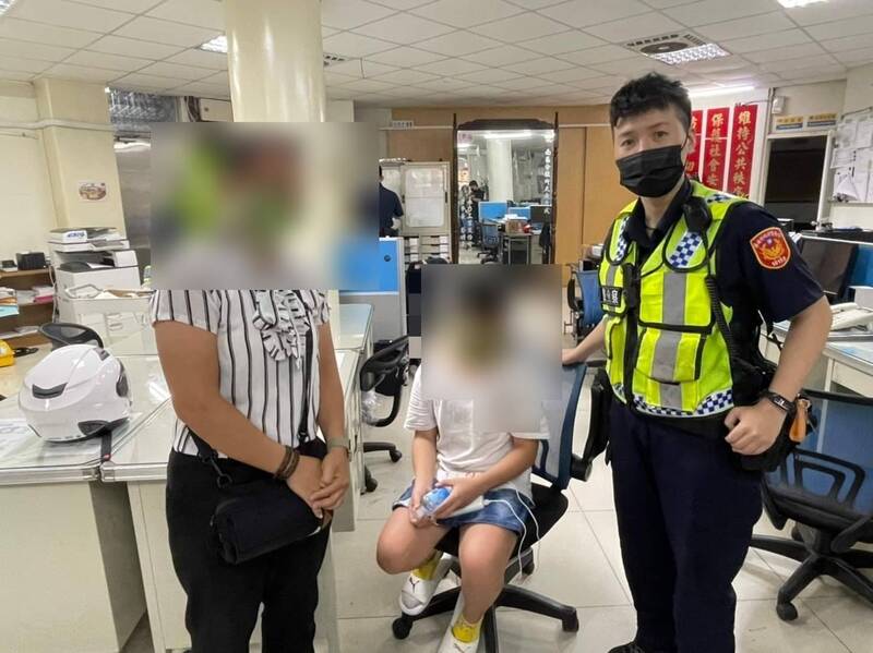 台南市警六分局警員江孟庭協助尋獲負氣離家出走的小五女童，並聯絡家屬到警所帶回照顧。（警方提供）