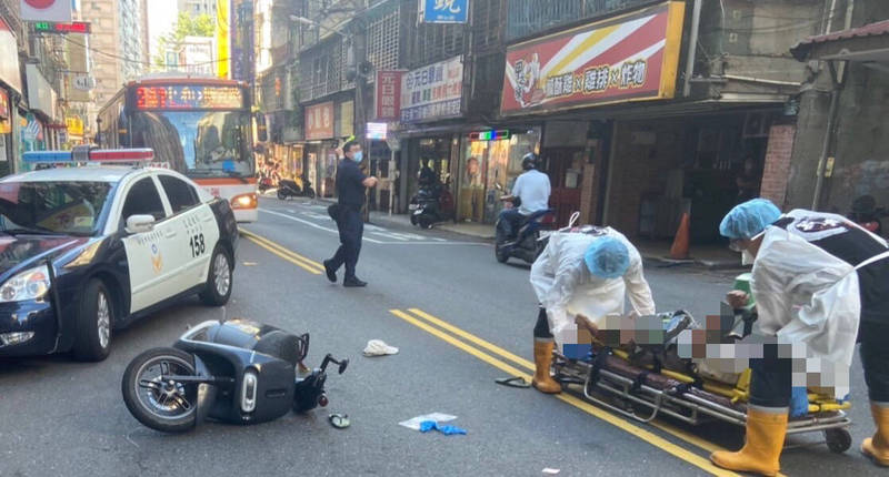 新北市中和區捷運路、南山路口今下午驚傳死亡車禍，一名男子穿越該馬路遭到一輛機車撞飛，送醫後宣告不治，警方調查肇事騎士是無照少年。（記者闕敬倫翻攝）