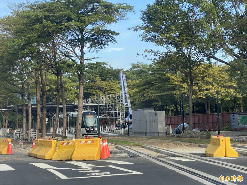 輕軌進入美術館車站。(記者黃旭磊攝) 輕軌進入美術館車站。(記者黃旭磊攝)