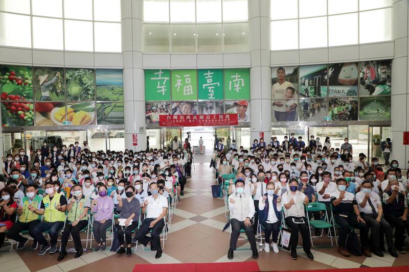 台灣祀典武廟志工協會獎助學金頒獎典禮，今日在永華市政中心舉行，包括受獎學生和師長齊聚，活動現場熱鬧溫馨。（台南市府提供）