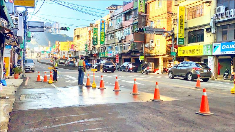 鶯歌自來水管線爆裂，交通局也立即搶修道路。（新北市交通局提供）