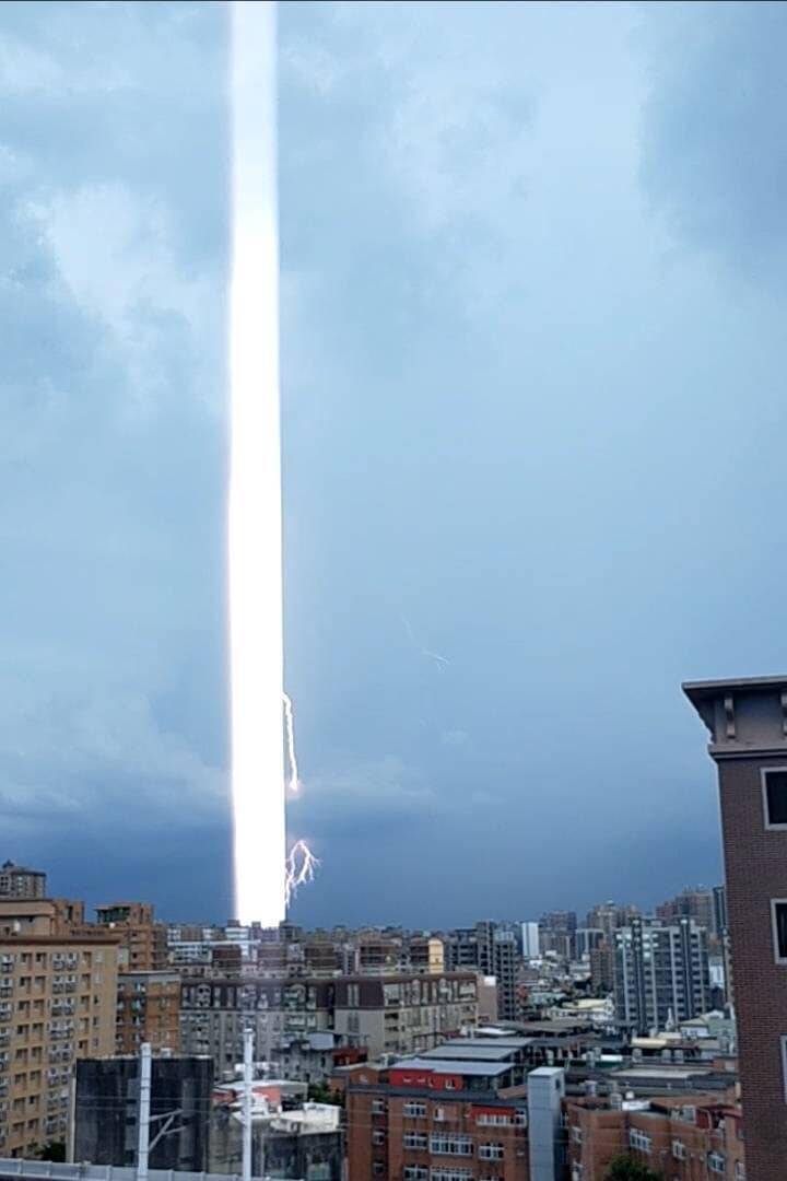 開月光寶盒？ 天空拍「巨大光柱」 網驚呼：娘子快出來看上帝