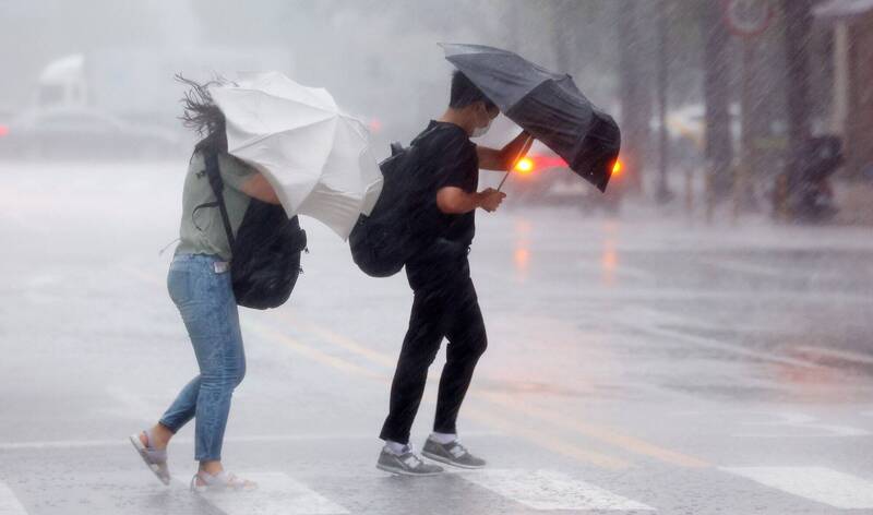 南韓創紀錄暴雨，首爾一處半地下房遭雨水灌入，造成3名女性死亡。（歐新社）