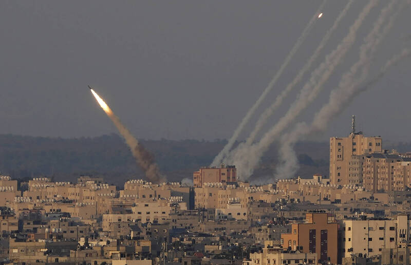 一枚火箭弹从加萨走廊朝以色列方向发射。（美联社）(photo:LTN)