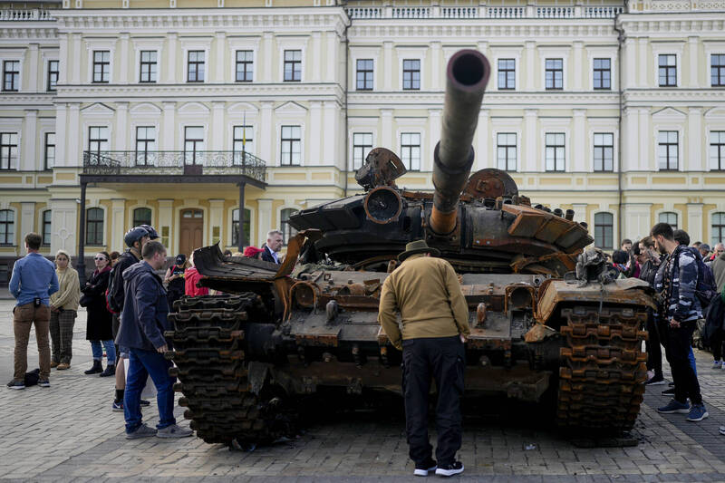 民众于基辅的一处广场观赏遭摧毁的俄罗斯战车。（美联社）(photo:LTN)