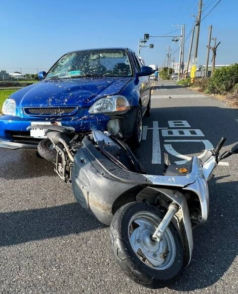 彰化縣和美鎮發生自小客車與機車碰撞意外，機車騎士彈飛路旁農地。（記者劉曉欣翻攝）