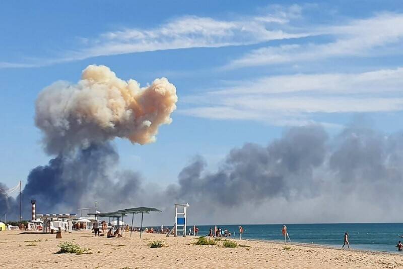 克里米亞一處俄羅斯空軍基地9日發生大爆炸，遠處海灘也能見到大量濃煙。（美聯社）
