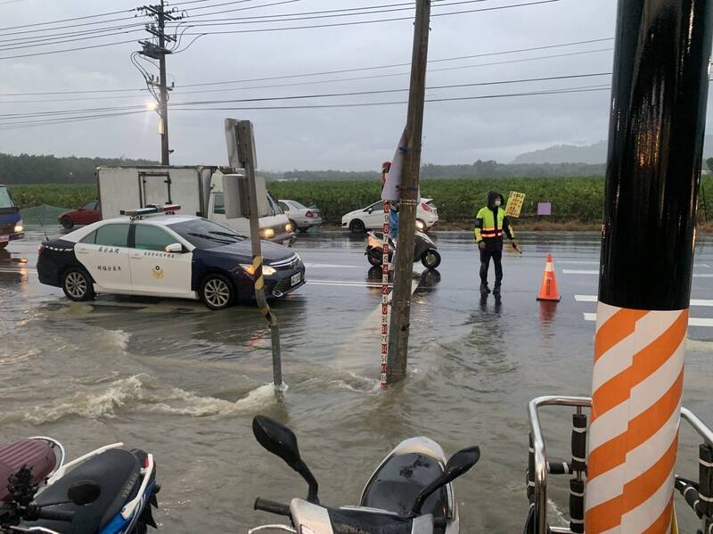 燕巢區安招、安林路等一度積水，岡山警方到場疏導交通。（讀者提供）