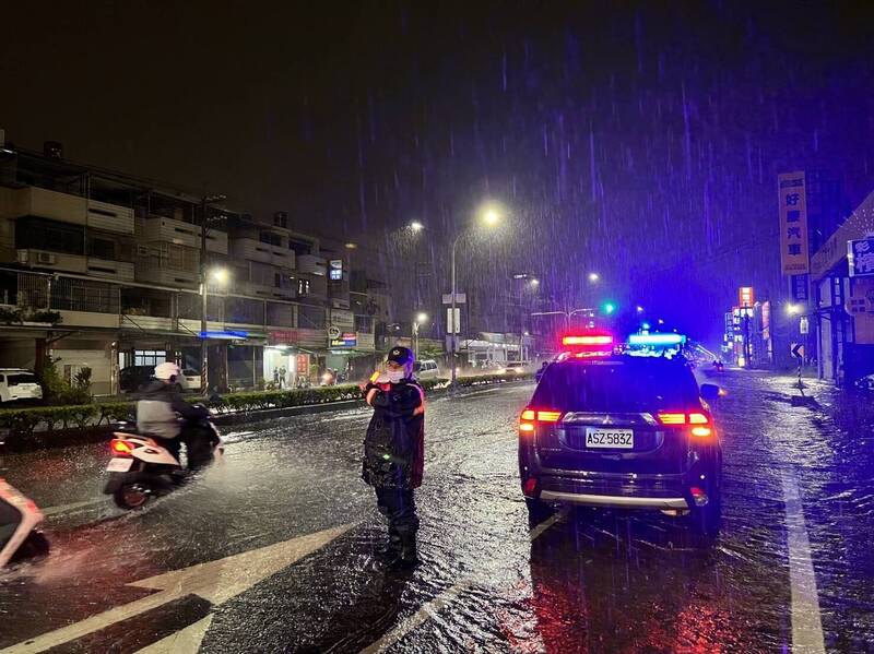 員警冒雨管制交通。（讀者提供）