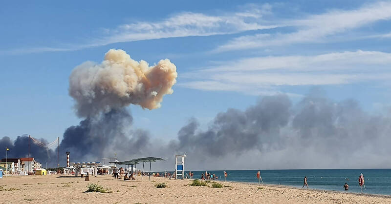 克里米亚萨基（Saky）海滩看附近空军基地9日爆炸时冒出的浓烟。（美联社）(photo:LTN)