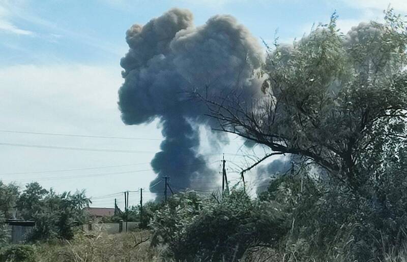 克里米亚一座俄罗斯空军基地发生爆炸意外，冒出滚滚浓烟。（路透）(photo:LTN)