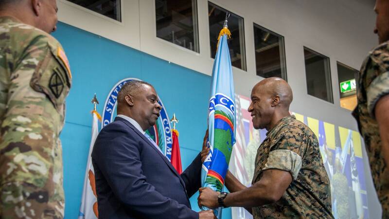 新任非洲司令部司令兰利（右）从国防部长奥斯汀（左）手中接过非洲司令部旗帜。（图撷取自美军非洲司令部推特）(photo:LTN)
