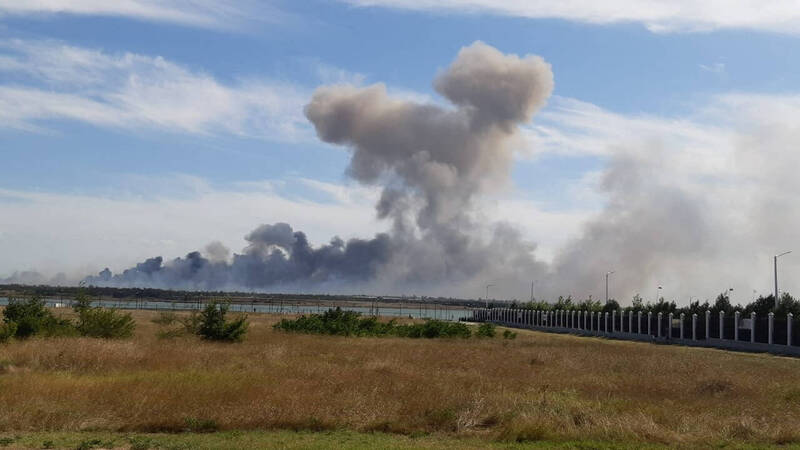 克里米亞半島昨日發生一起爆炸事故，一座空軍基地上空冒出了非常龐大的濃煙。（路透）