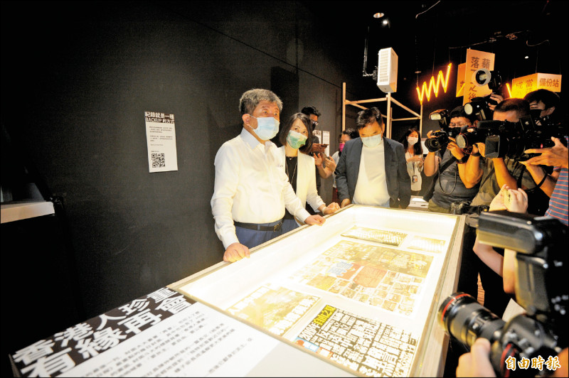 民進黨台北市長參選人陳時中（左一）參觀文化總會「備份一座城市」特展。（記者王藝菘攝）