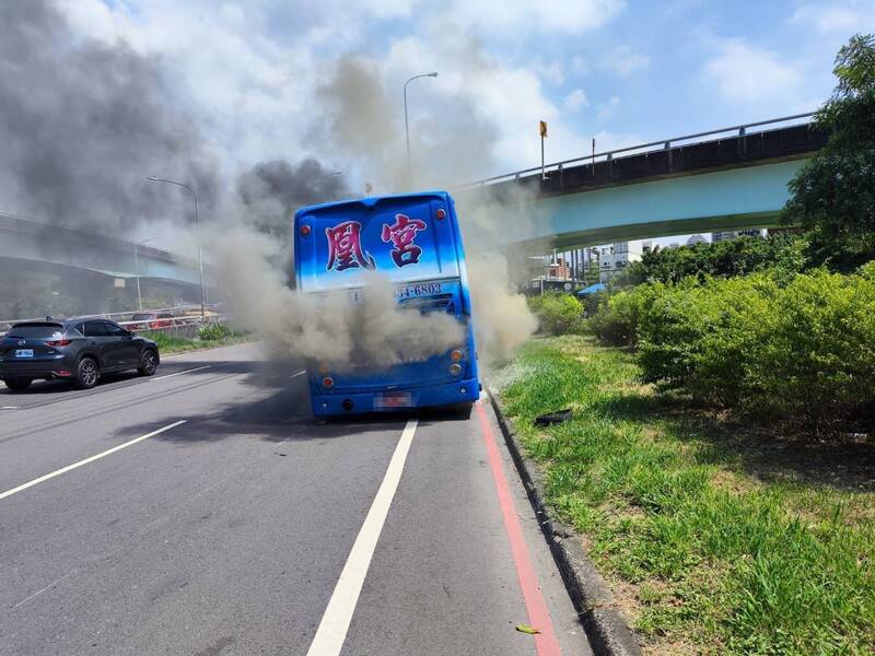 桃園一輛遊覽車疑因爆胎起火，消防人員趕往救災。（消防局提供）