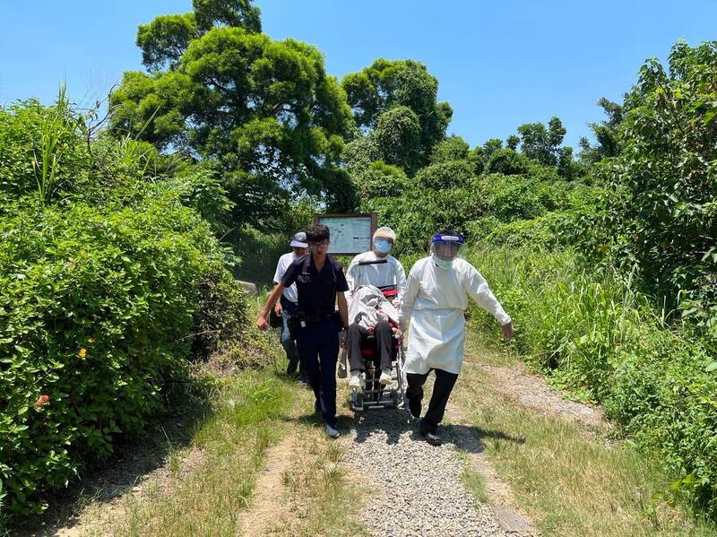 婦人至彌陀漯底山旅遊體力不支，警消以搬運椅將她護送下山就醫。（民眾提供）