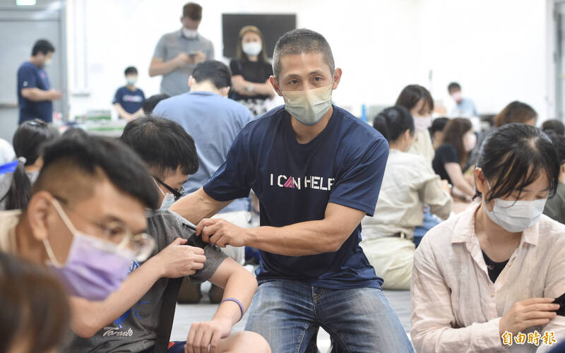 《壯闊台灣聯盟》11日於台北舉辦「iCanHelp — 全民緊急應變《基礎課程》」活動，民進黨台北市黨部前主委吳怡農親自下場，指導學員自救止血器材的使用技巧。（記者羅沛德攝）