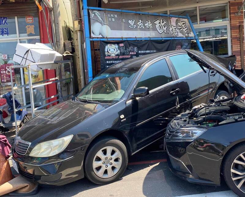 男子無照駕駛撞擊知名餐廳及店家車輛。（翁億頴提供）