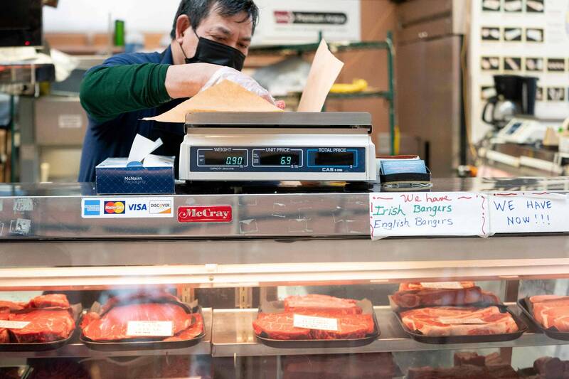 中国海关总署宣布暂停美国King Meat Service Inc.的肉类产品进口申报。图为华府东市场店铺贩售的牛肉。（法新社档案照）(photo:LTN)