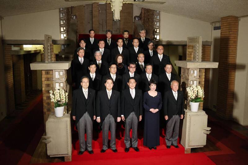 日本首相岸田文雄（前排中）10日与改组后的新内阁成员合影。（法新社）(photo:LTN)