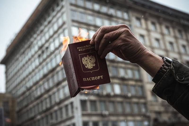乌俄战争持续下，在欧盟内部也陆续传出对俄罗斯人民颁布旅游禁令的声浪。图为3月时在塞尔维亚对俄国入侵的抗议中，示威者焚烧俄国护照的情况。（法新社）(photo:LTN)