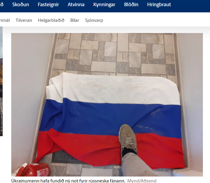 冰岛大报《Frettabladid》10日发布有关乌俄战争的报导中，选用这张脚踩俄罗斯国旗的照片，引发俄方强烈不满。（图撷取自《Frettabladid》网站）(photo:LTN)