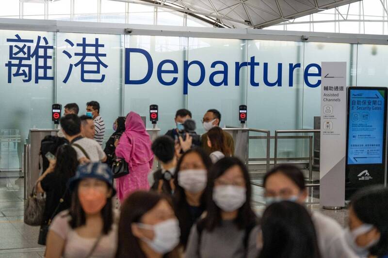 香港官方统计，今年中香港有超过11万人离港，较2020年中到2021年中的离港人数增加2万多人。（彭博）(photo:LTN)