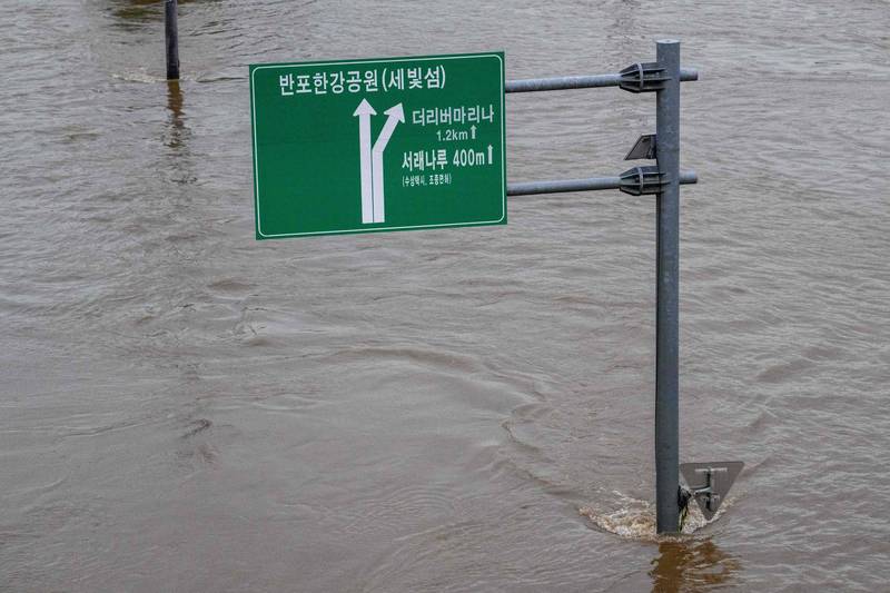 南韓首都圈暴雨成災，據最新統計，因暴雨死傷人數攀升至11死18傷，另還有8人失蹤。（法新社）