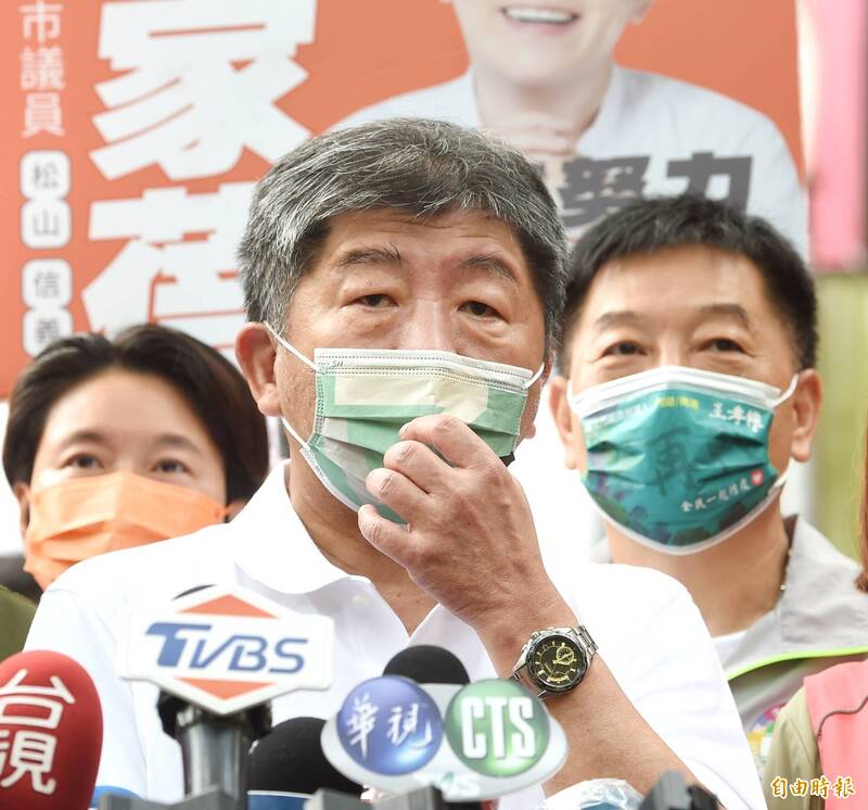 民進黨台北市長參選人陳時中11日前往虎山步道參訪，並接受媒體採訪。（記者方賓照攝）