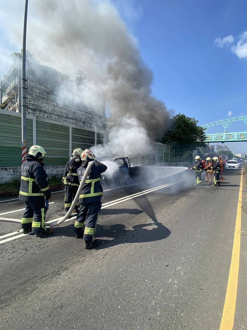 今天是七月半，新北市3分鐘內連傳兩起火燒車，燒毀賓士休旅車及貨車，用路人直呼是好兄弟發威，幸均無人員傷亡。（記者吳仁捷翻攝）