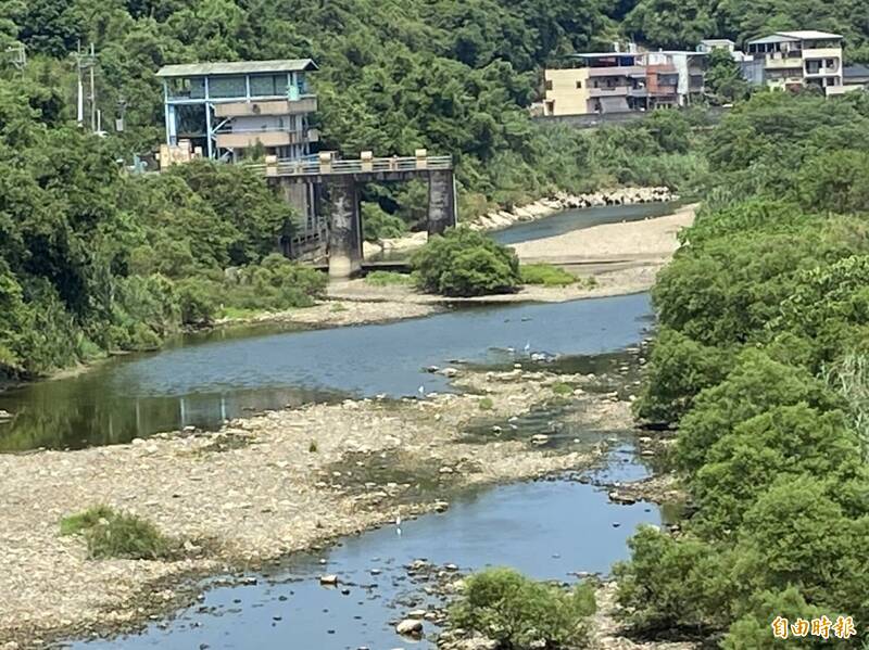 基隆河水乾涸，基隆水情吃緊。（記者盧賢秀攝）