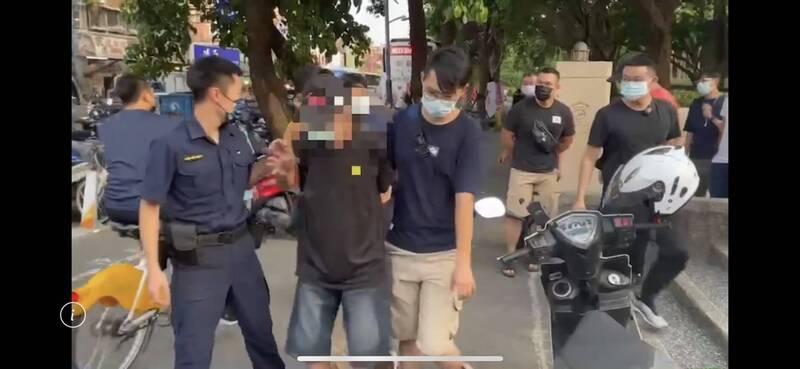 董姓通緝犯在新北新莊運動公園尋找犯案目標，剛好碰上中港派出所自強活動，被眾警一擁而上逮獲。（記者吳仁捷翻攝）