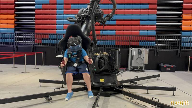沉浸式機械手臂VR能免費體驗。（記者羅欣貞攝）