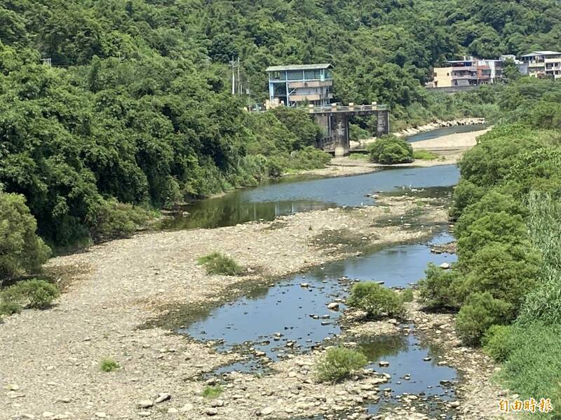 基隆河的河水乾涸，上游新北市瑞芳市區供水也受影響，明天起白天減壓供水。（記者盧賢秀攝）