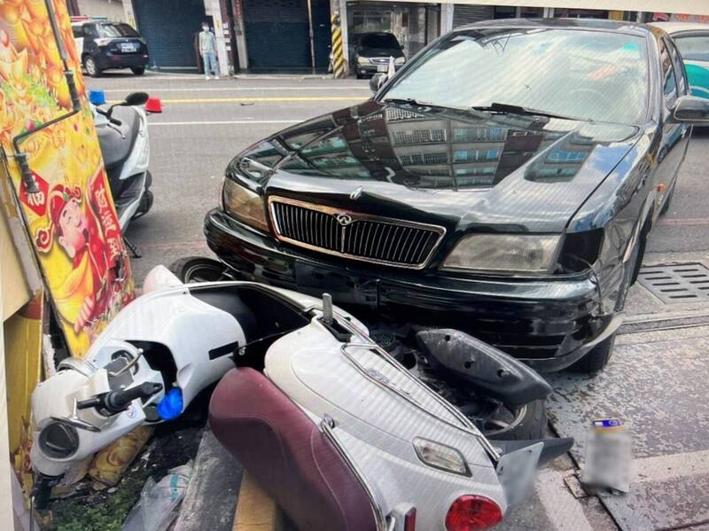 機車女騎士被擠壓追撞到門柱，成夾心餅乾。（讀者提供）