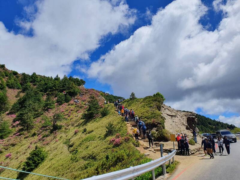 中央氣象局指出，今天（12日）各地天氣高溫炎熱。（花蓮新城警分局提供）