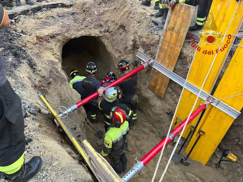 义大利警方指出，嫌犯疑似试图挖隧道来抢劫银行，但其中1人不幸受困，救难人员花了8小时才救出他。（法新社）(photo:LTN)