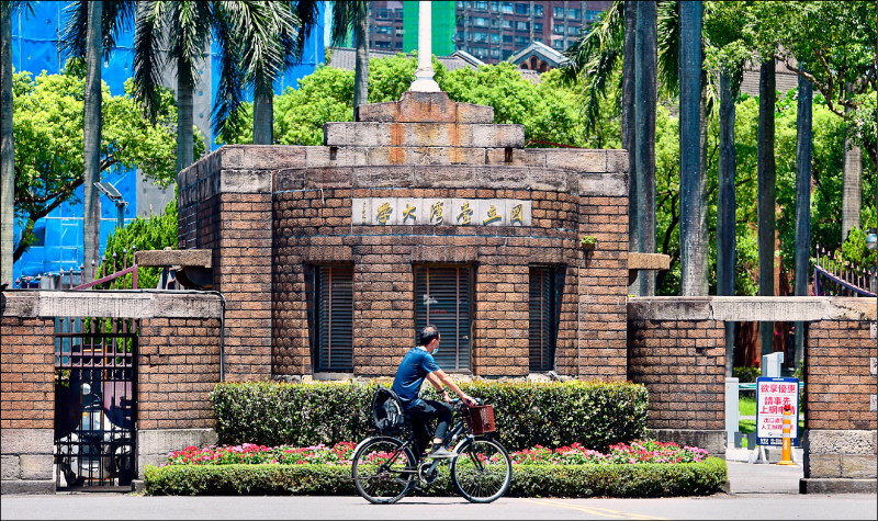 大學分發入學昨日放榜，國立大學也難逃少子化的威脅，龍頭大學國立台灣大學也出現危機感，規劃明年降低比率。（資料照）