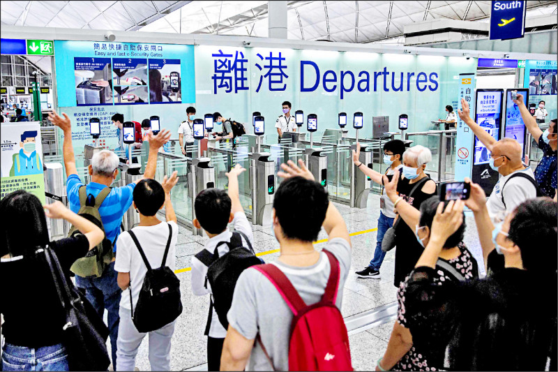 二○二一年七月准备离开香港的港人在机场与朋友道别。（法新社档案照）(photo:LTN)