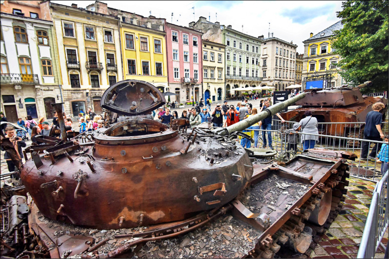 乌国民众11日围观展示于乌克兰西部大城利维夫街头的俄军战车。（路透）(photo:LTN)