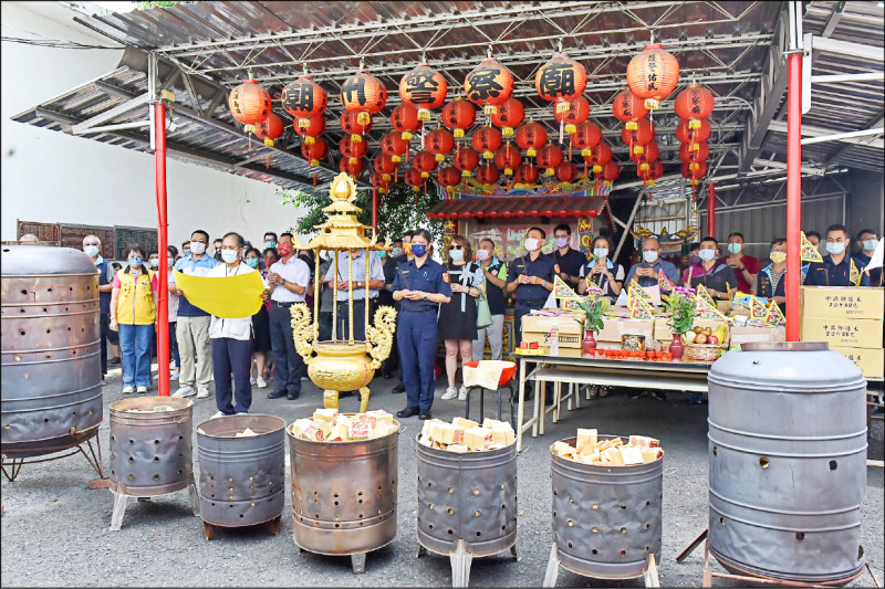 潮州警方在全國唯一的「警察廟」來進行中元普渡。（警方提供）