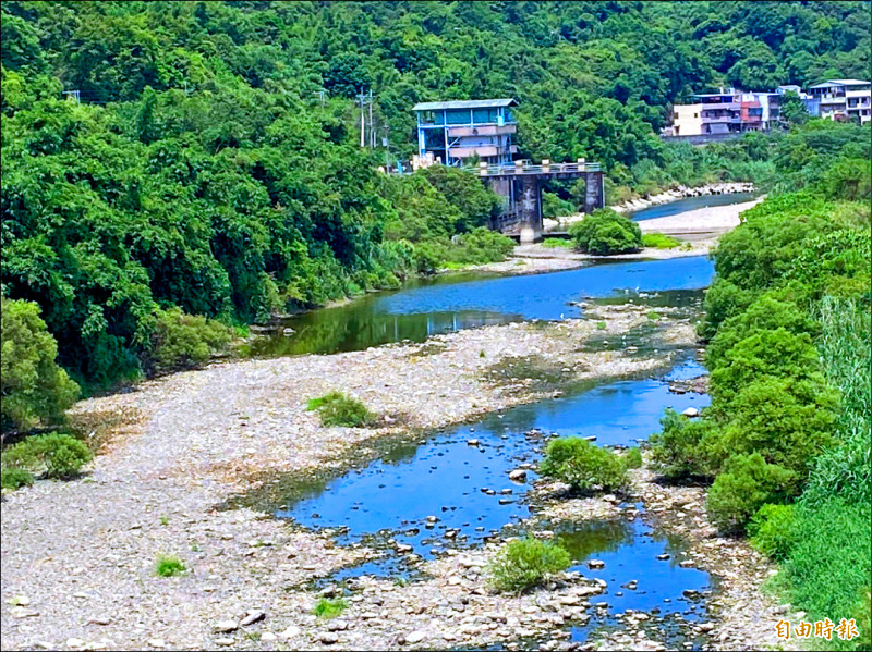 基隆河的河水乾涸，上游瑞芳市區供水也受影響，明天起白天減壓供水。（記者盧賢秀攝）