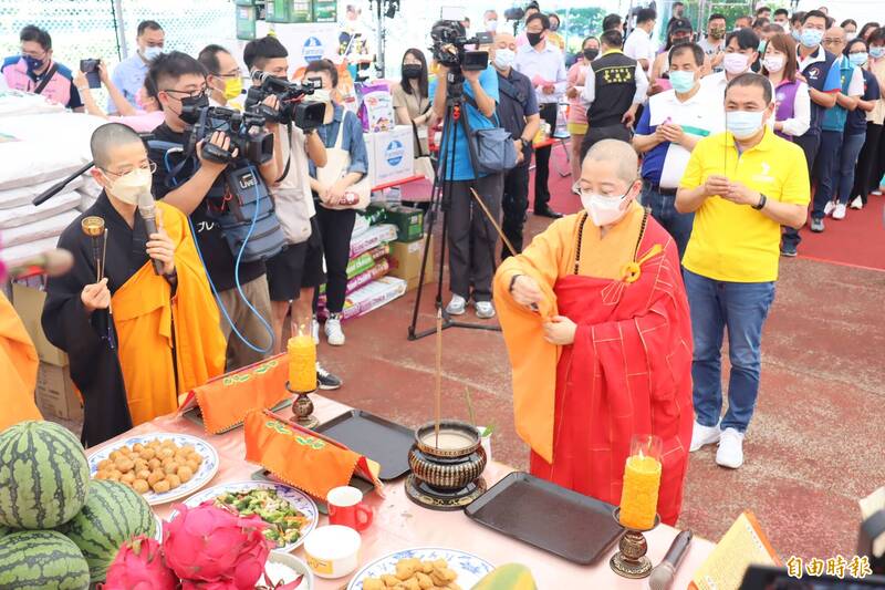 新北市長侯友宜（右）主持中元毛寶貝聯合祈福會。（記者翁聿煌攝）